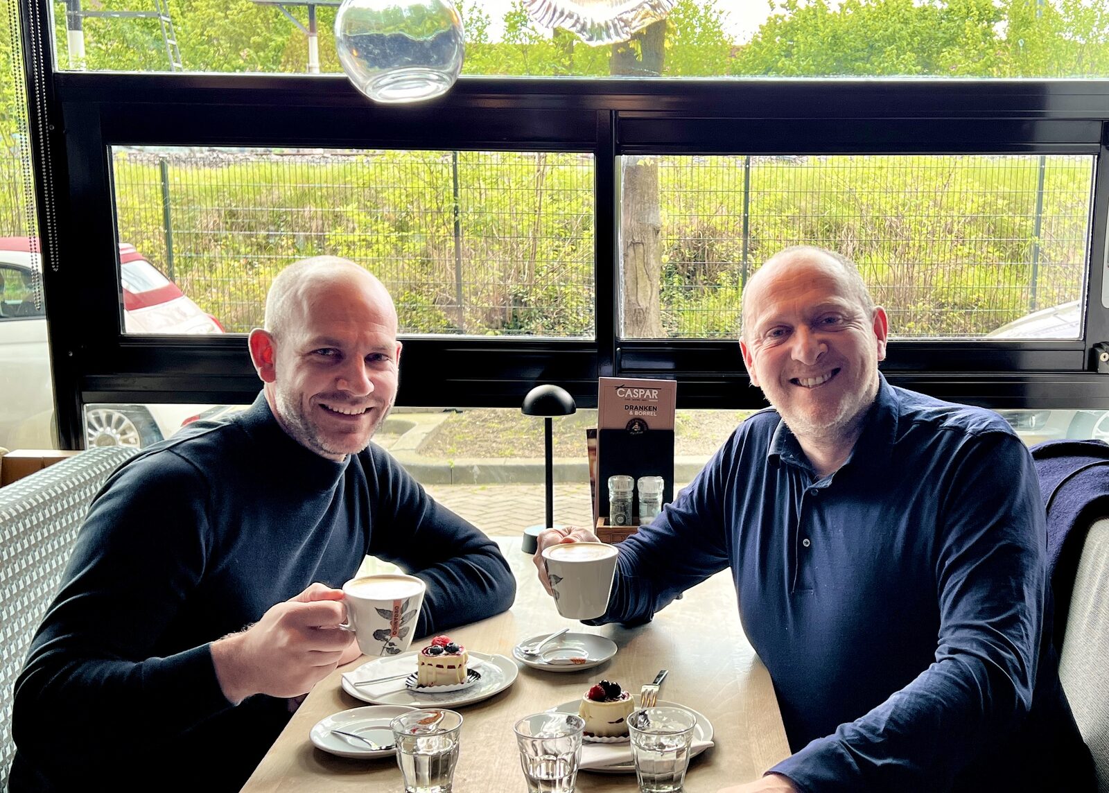 Dave Clifford in gesprek met een coachee bij een kop koffie